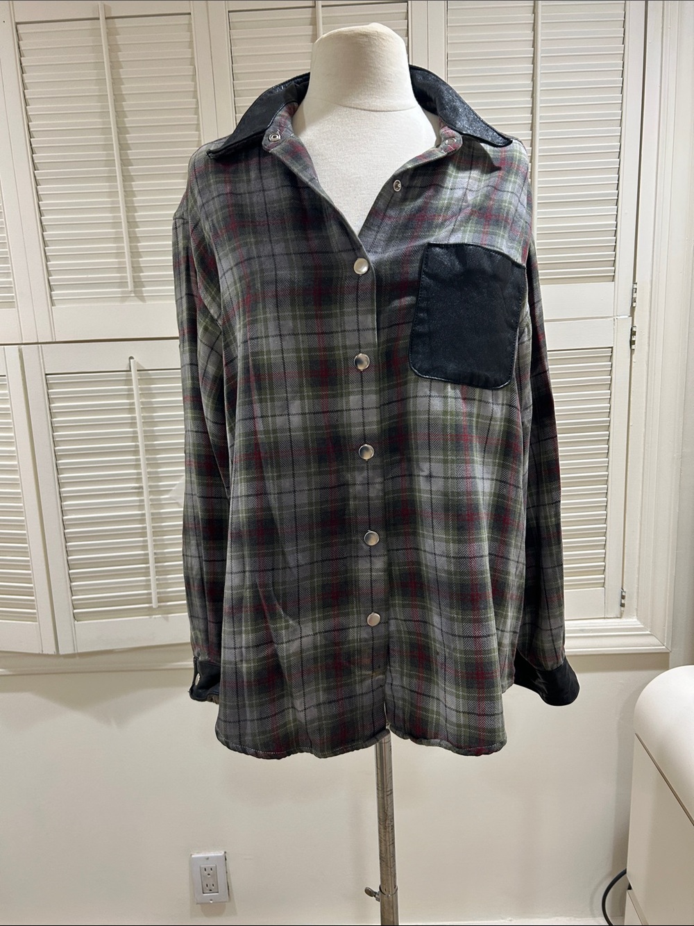 Women’s Riley Plaid Button-Up Shirt with Contrast Pocket - Gray/Green